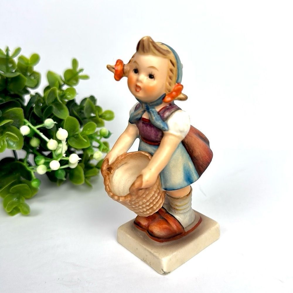 Goebel Hummel “Little Helper" Girl Figurine #73 West Germany Vintage 4”